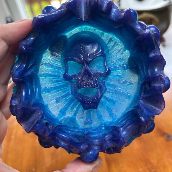 Blue and purple rain skull ashtray- skulls around outside. New - great gift - Picture 10 of 11